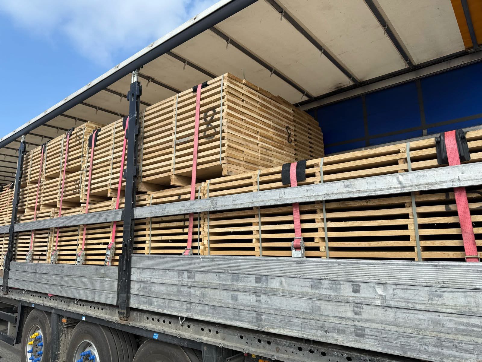 В Краківці митники зупинили вантажівку з контрабандним дубом на суму близько мільйона гривень