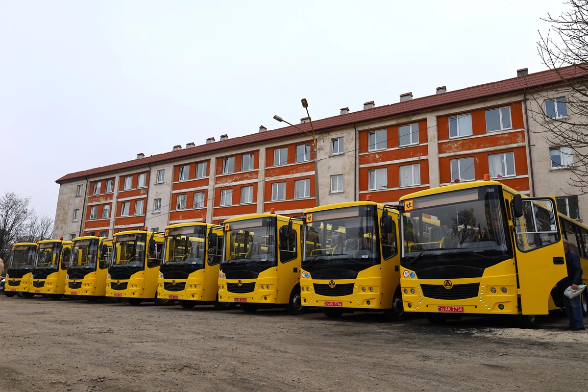 Вісім нових шкільних автобусів отримали громади Львівщини