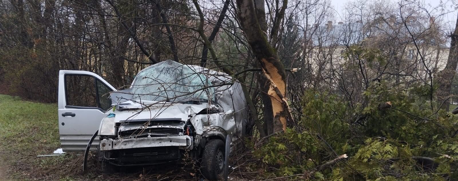 У ДТП на виїзді зі Львова постраждав водій авто і пішохід, який поспішав йому на допомогу (ФОТО)