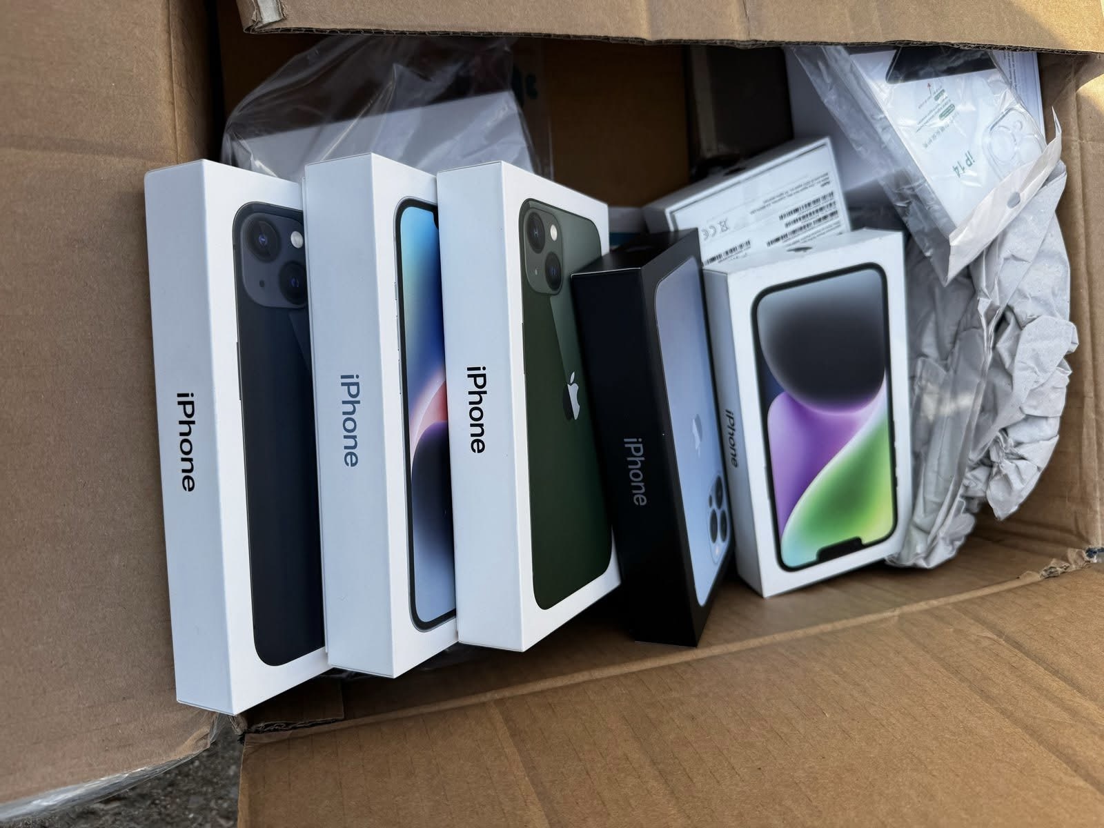 32 гаджети Apple та взуття HERMES на 850 тисяч гривень намагалися ввезти контрабандою через ПП на Львівщині