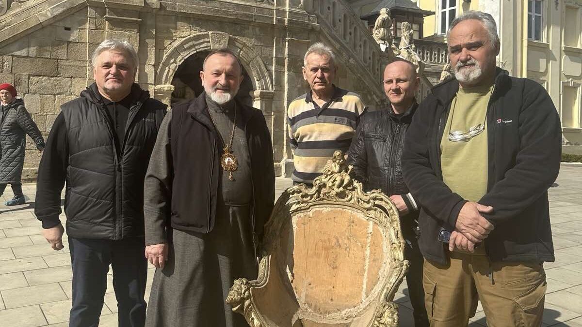 Військові знайшли поблизу Курщини: до Львова повернули вкрадене крісло Митрополита Андрея Шептицького