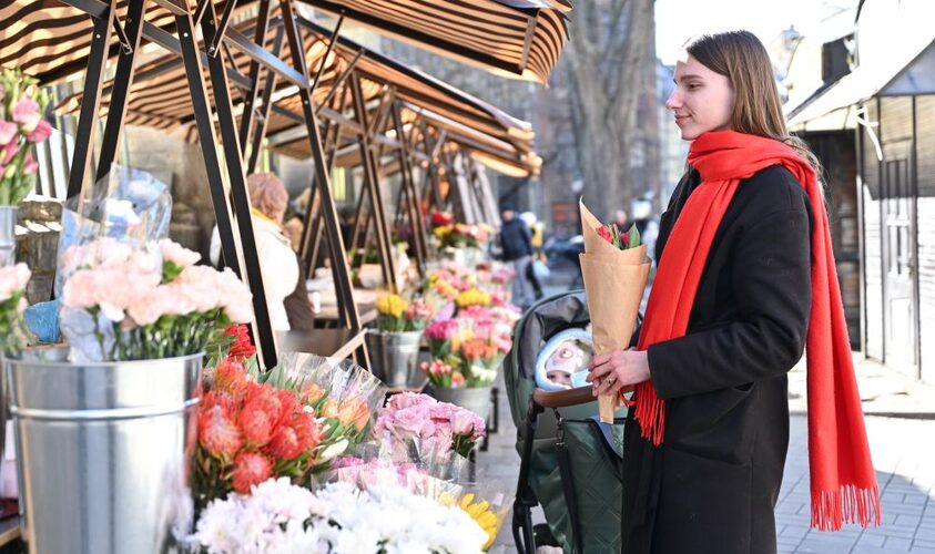 У центрі Львова облаштували сучасні дерев’яні ятки для торгівлі квітами