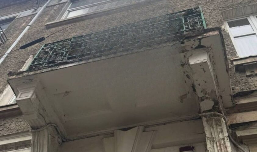 У Львові травмувався 61-річний чоловік через падіння ліпнини з фасаду будинку