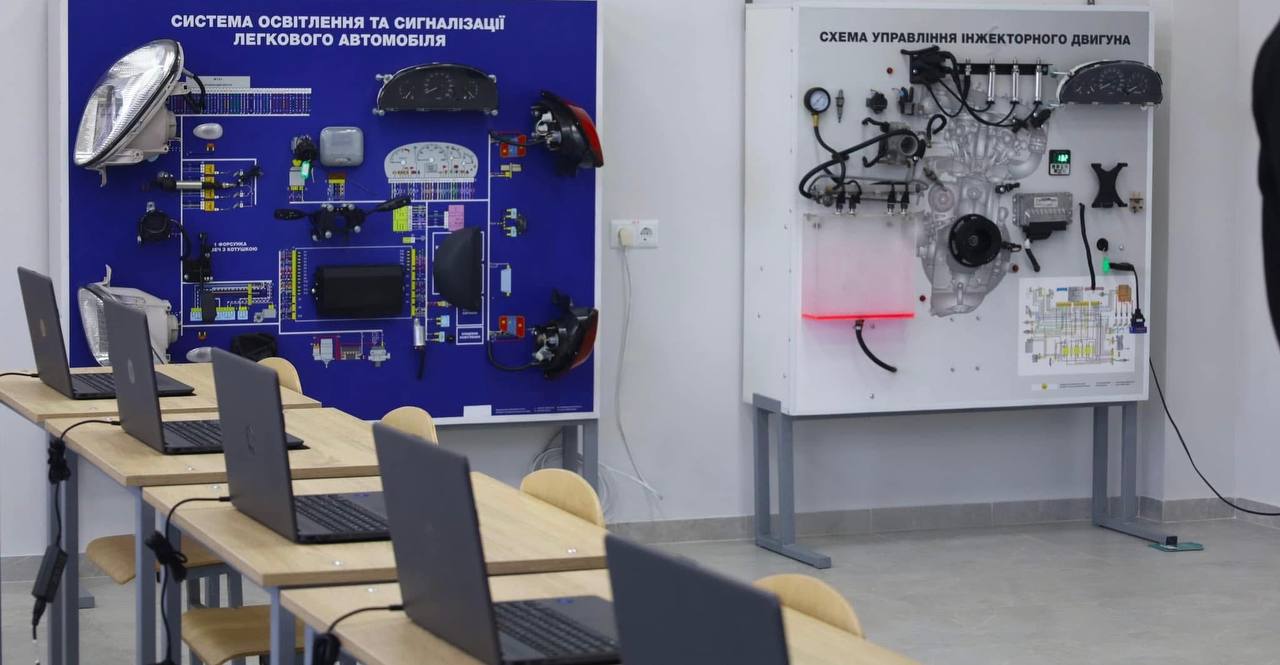 У Новояворівську відкрили навчально-практичний центр із першим в області виїзним шиномонтажем (ФОТО)