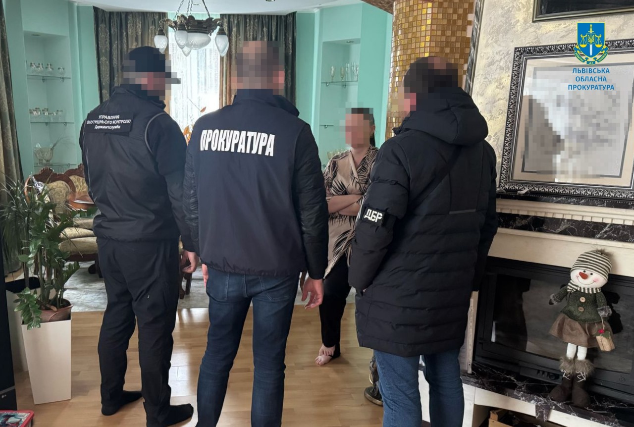 ДБР викрило інспекторку Львівської митниці, яка власним авто вивезла до Польщі чотирьох чоловіків призовного віку