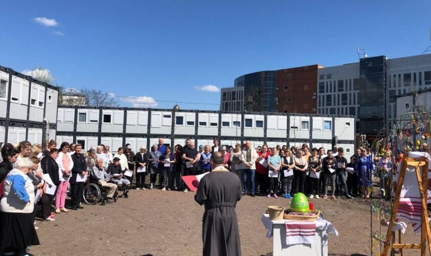 У модульному містечку Львова на Великдень помолились за перемогу України