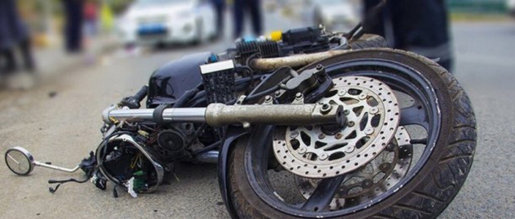 На Львівщині 16-річний мотоцикліст врізався у припарковане авто