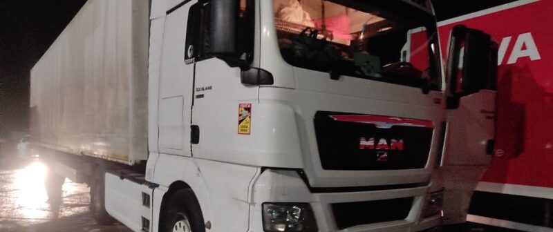 На Львівщині водій вантажівки, рухаючись назад, збив 50-річного пішохода