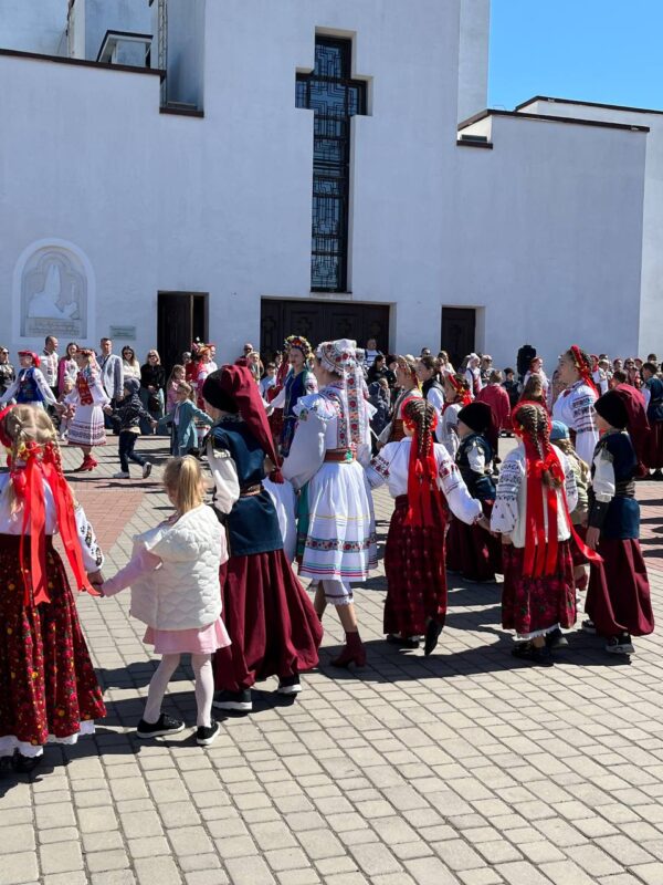 «Взявшись за руки, ми зможемо обʼєднати всю Україну»: як у Львові відзначили Провідну неділю