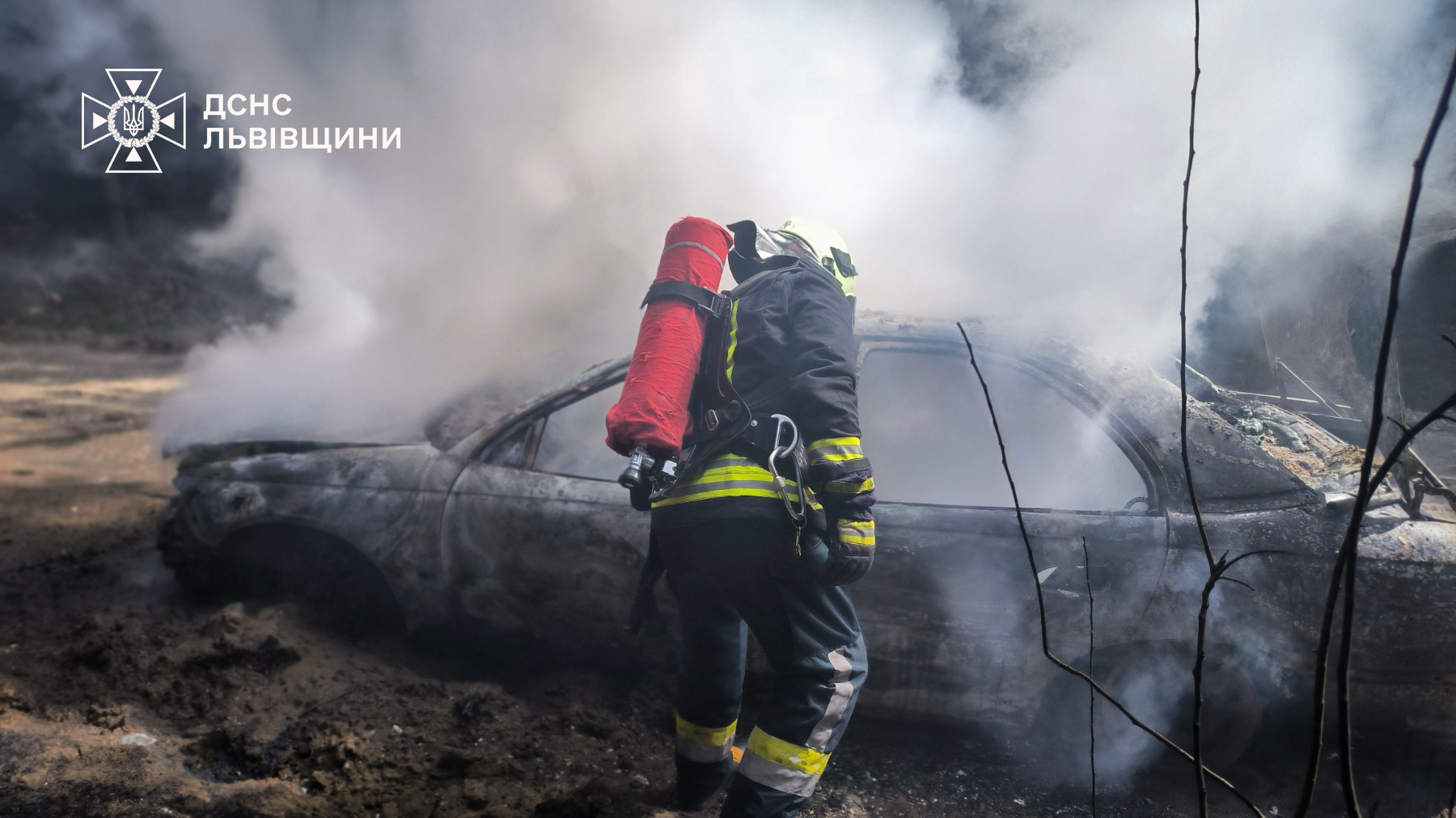 На Яворівщині спалахнула автівка Opel Omega: пожежу ліквідували вогнеборці