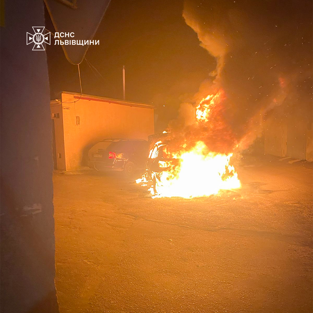 На території гаражного кооперативу у Львові загорівся RENAULT MEGANE