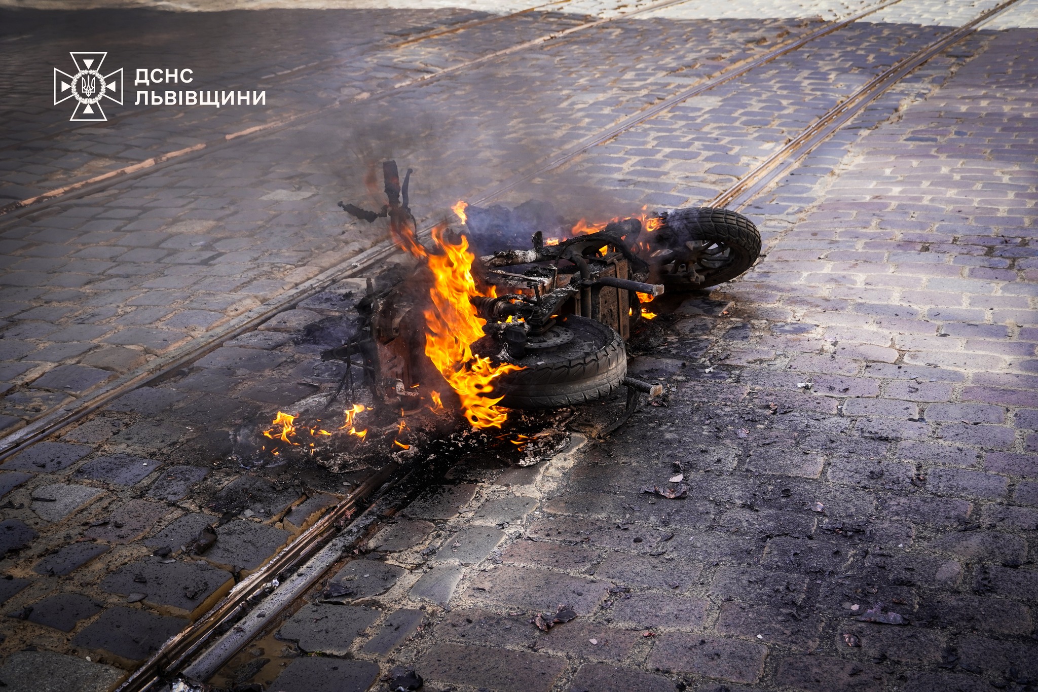 У центрі Львова під час руху зайнявся електроскутер