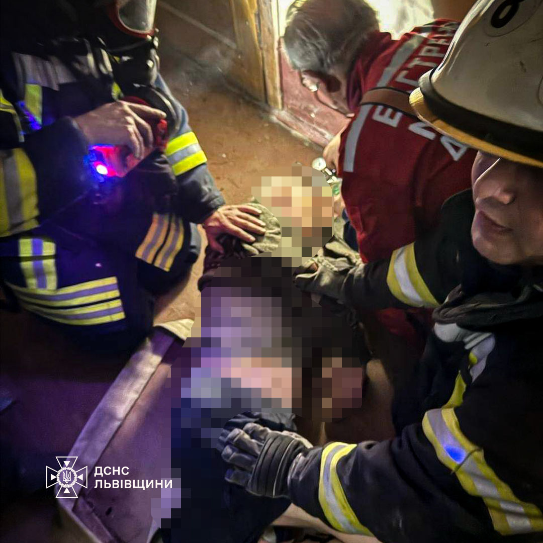 У Стрию вогнеборці врятували з палаючої квартири 69-річного чоловіка, який ледь не загинув