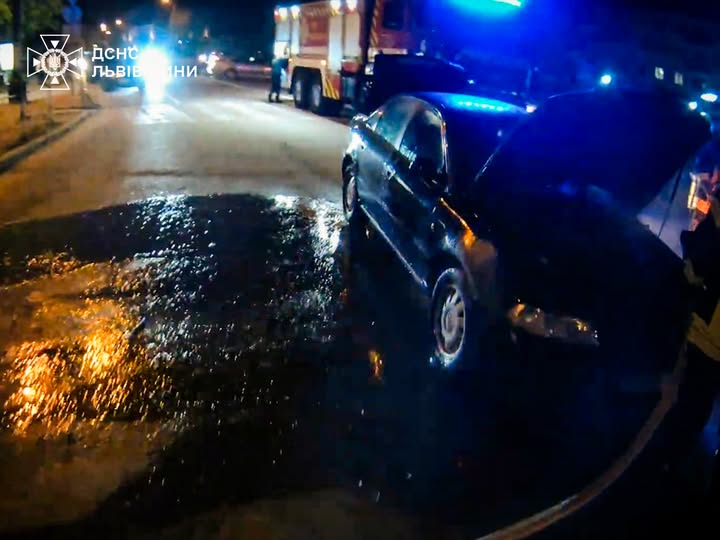 У Дрогобицькому районі під час руху загорівся автомобіль «Audi A4»