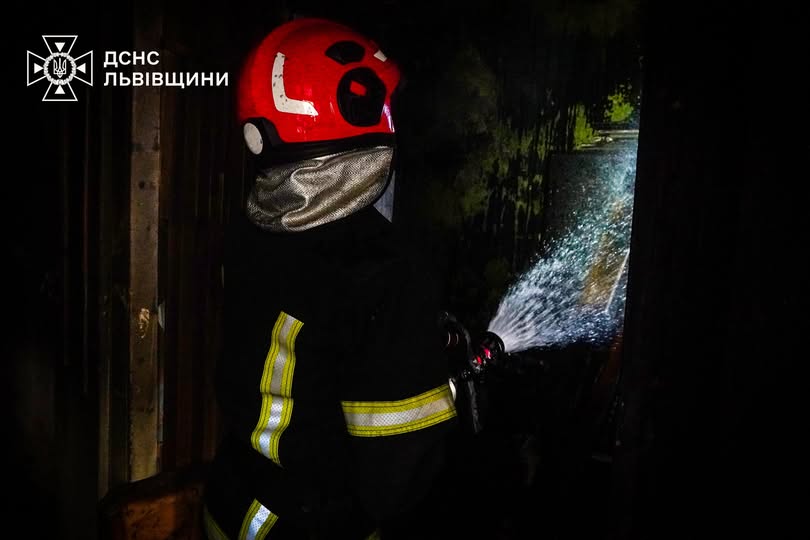 У Золочівському районі горів дерев’яний житловий будинок