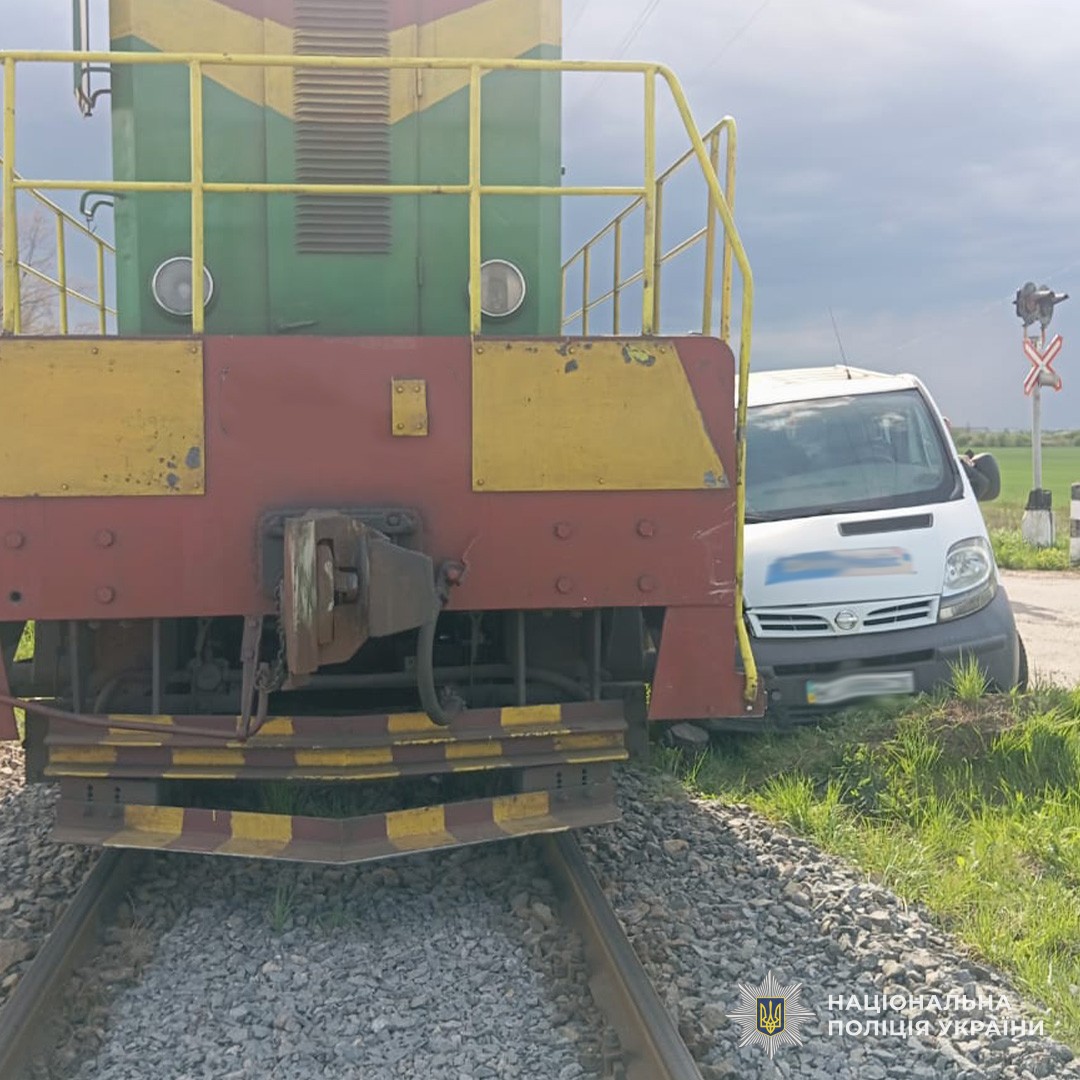 На Стрийщині водій автомобіля Nissan на залізничному переїзді врізався в тепловіз