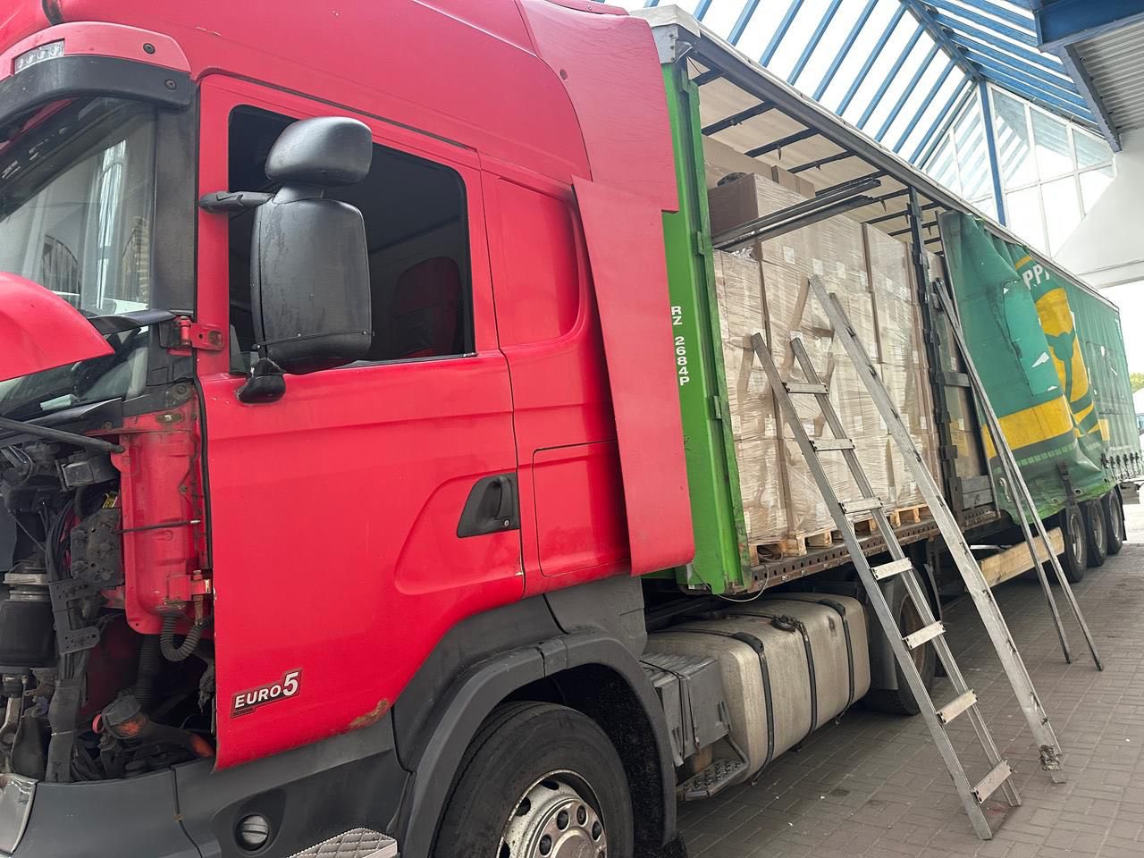 У ПП “Краковець” у сховку вантажівки виявили 280 пачок цигарок