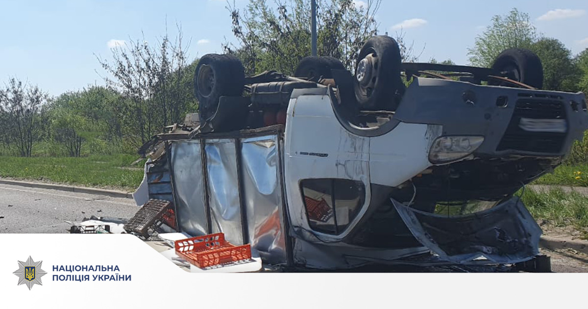 У Сокільниках зіткнулись ГАЗ-3302 та Tesla: двоє людей госпіталізували до лікарні