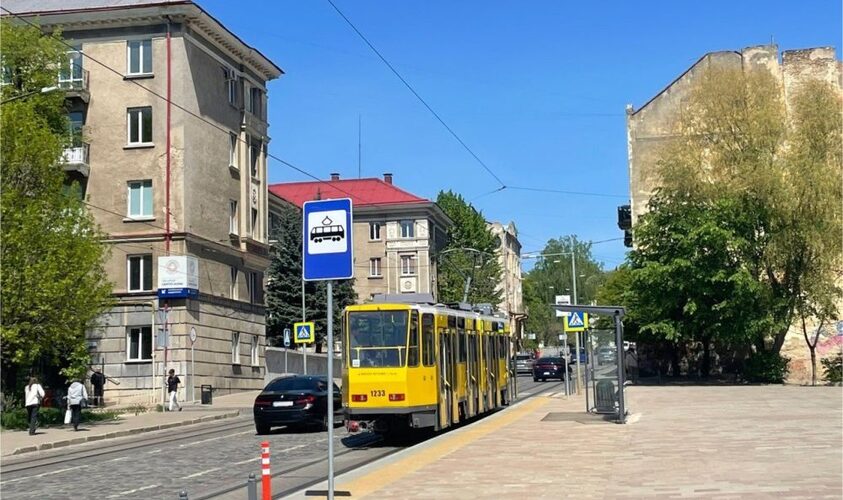 На зупинці біля поля почесних поховань Захисників на вул. Мечникова встановили павільйон очікування
