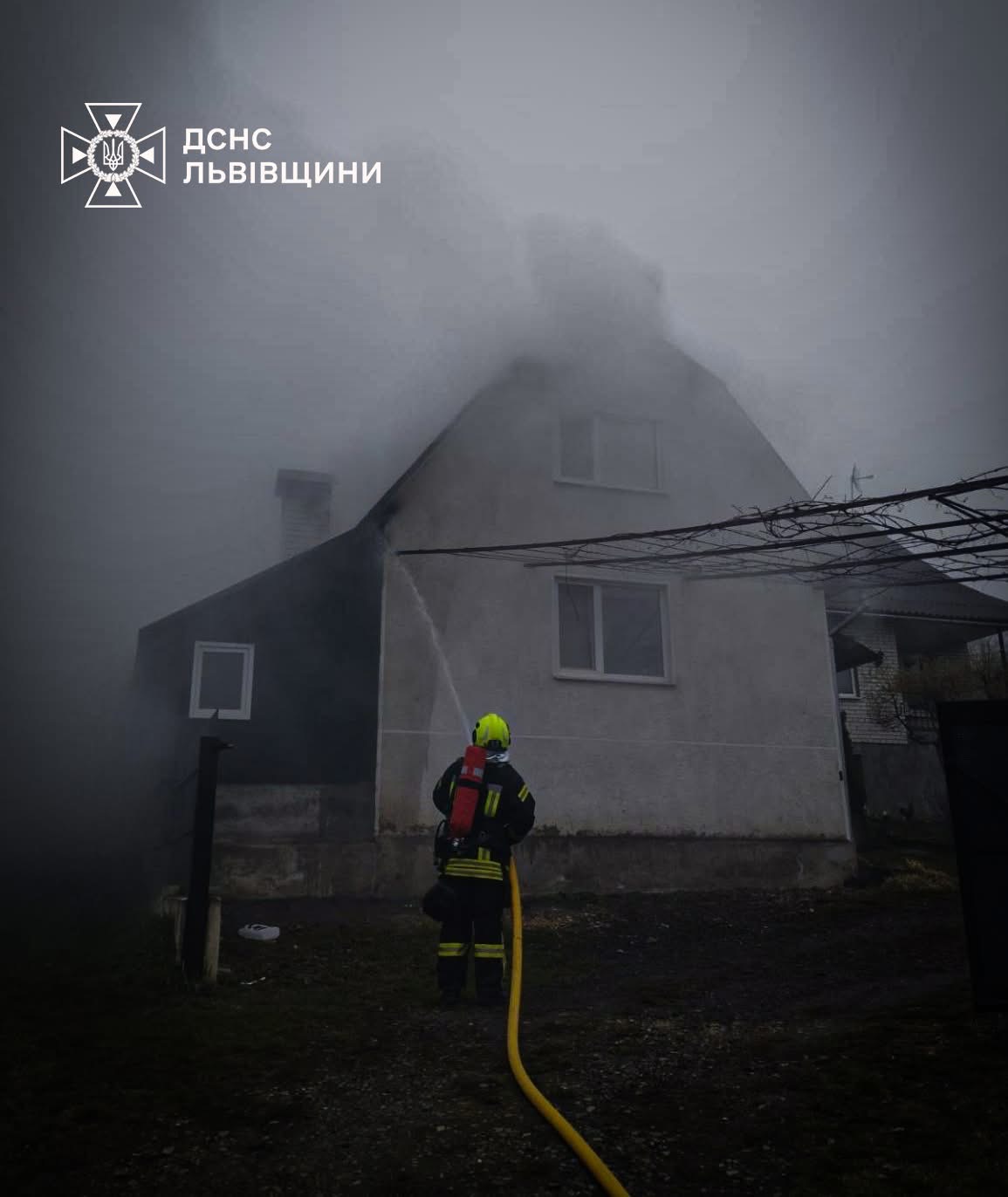 У Золочівському районі рятувальники врятували житло від вогню