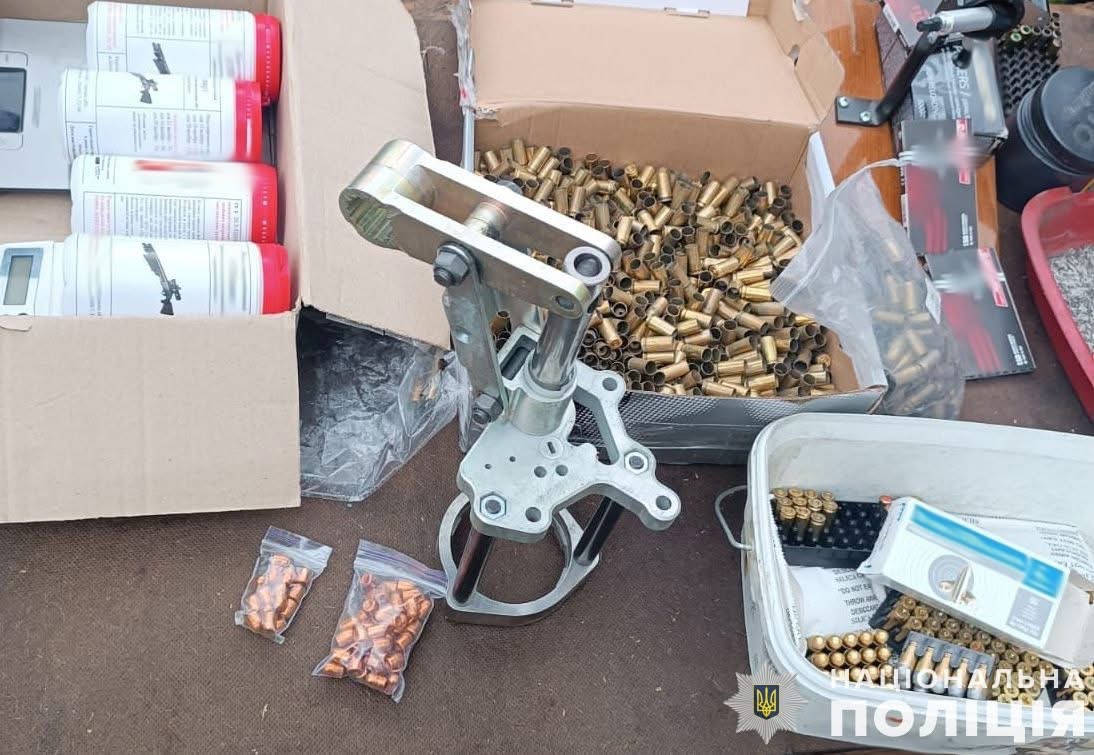 На Львівщині затримали харків’янина, який торгував боєприпасами через Інтернет