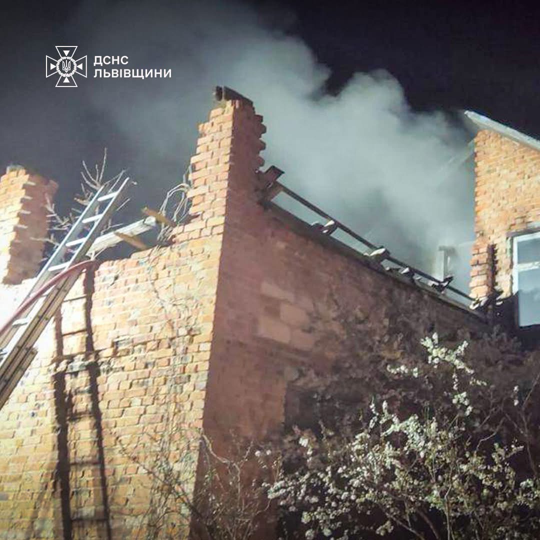 У Брюховичах вогнеборці врятували цегляний будинок від вогню