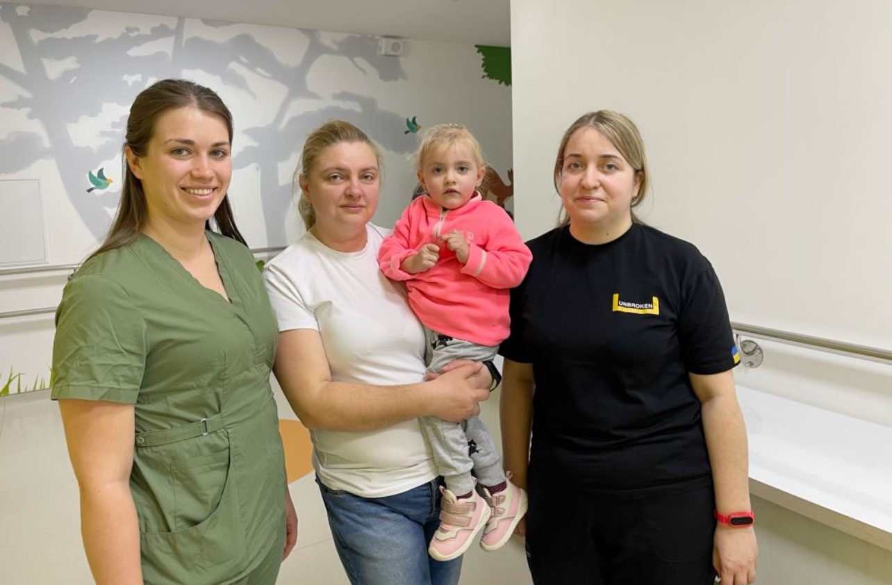 «Один шанс із мільйона»: у Львові врятували донечку військового, яка 3 тижні не могла дихати самостійно