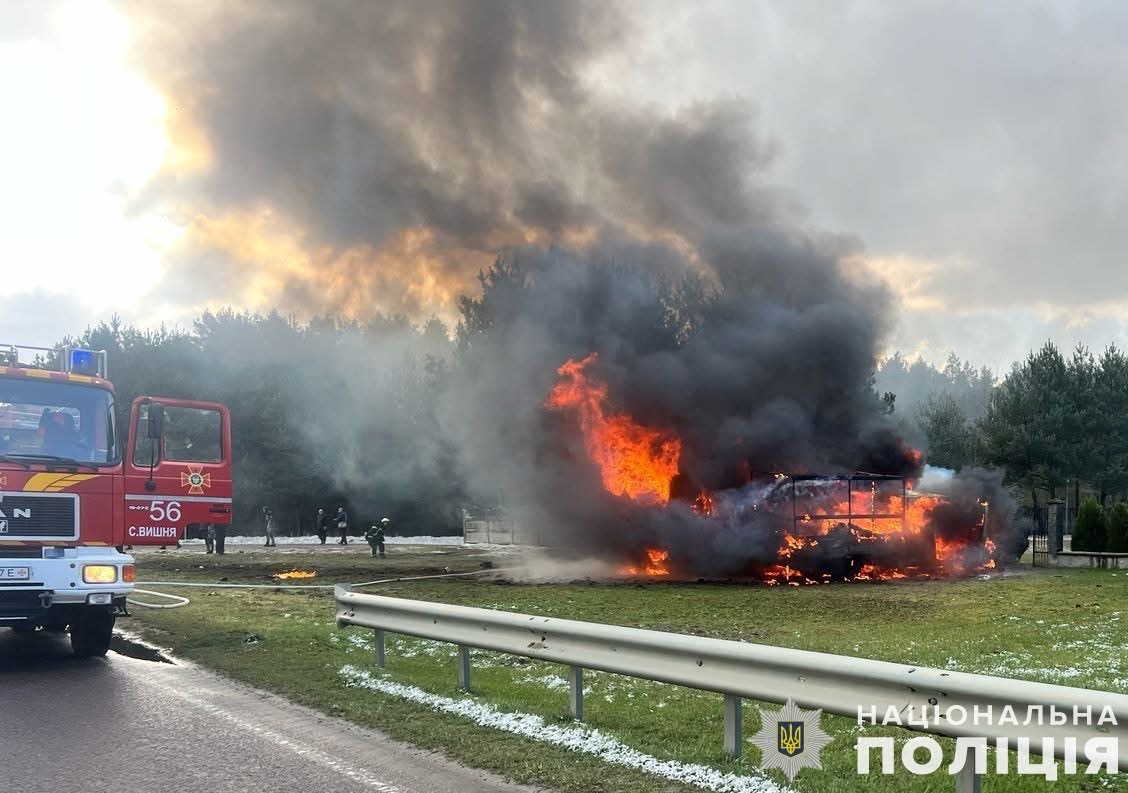 Семеро постраждалих внаслідок зіткнення та загоряння авто на Львівщині: деталі