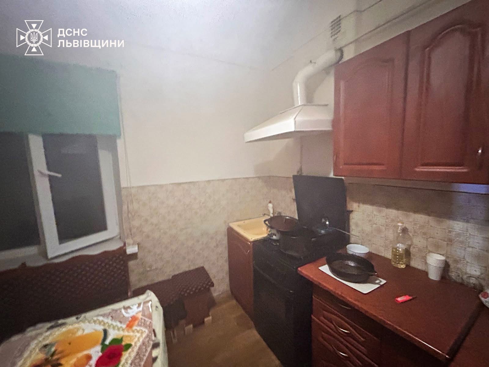 На Львівщині 35-річний чоловік ледь не задихнувся через залишену їжу на плиті