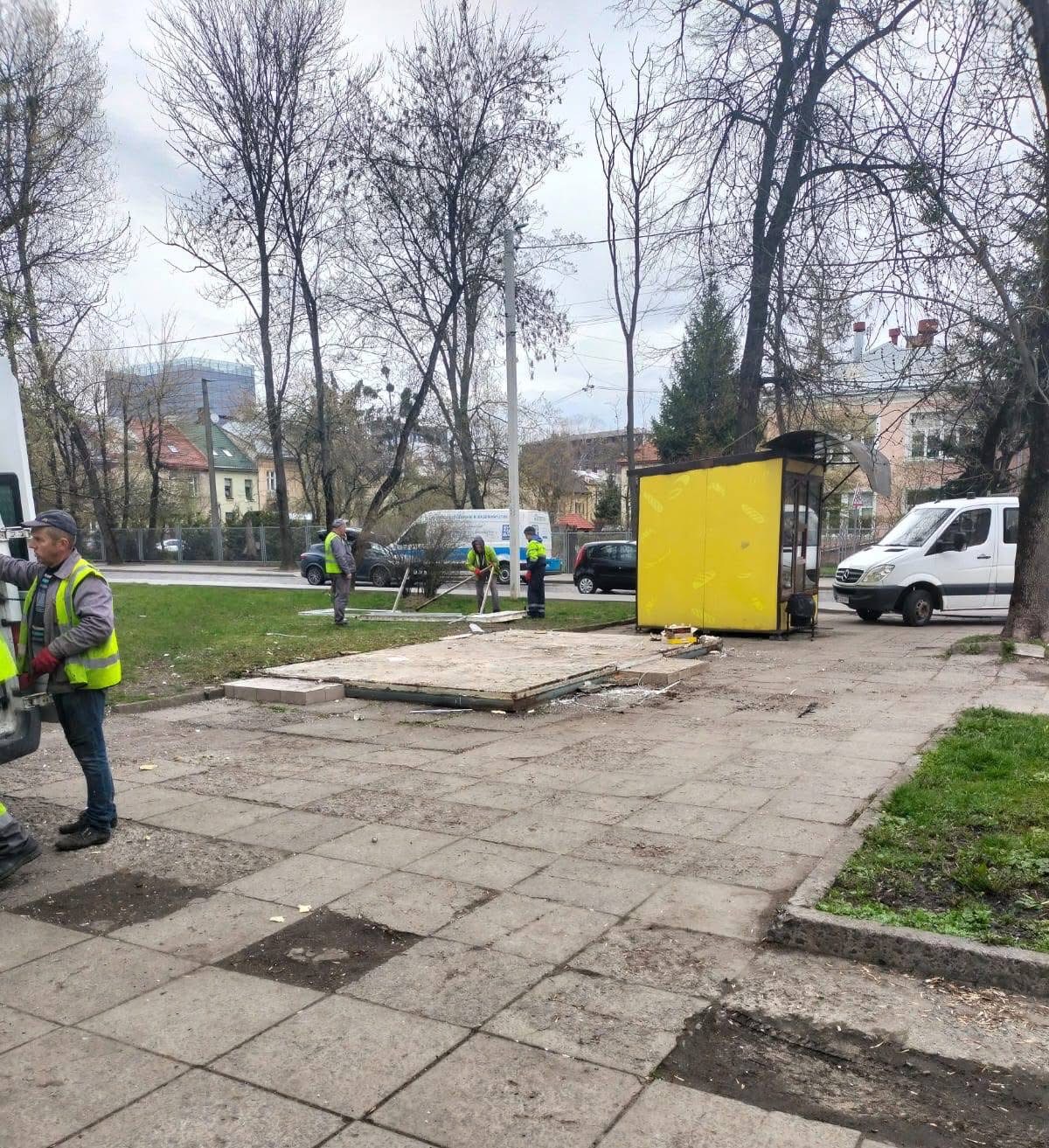 У Львові на вулиці Коновальця демонтували незаконний МАФ