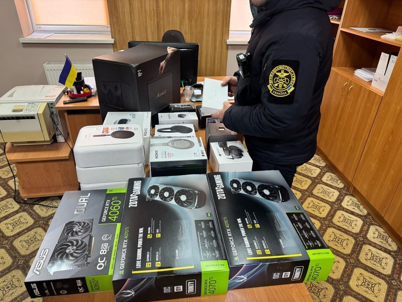 Смарт-годинники, відеокамери та автозапчастини: на Львівщині митники вилучили незадекларовані товари на понад 1,3 млн грн