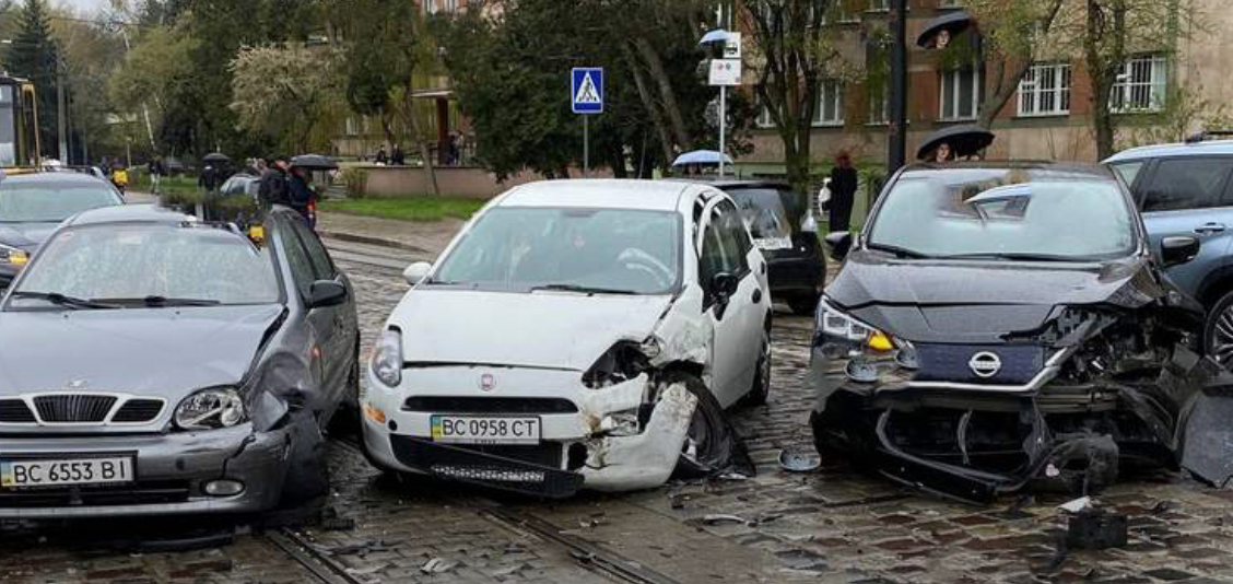 У Львові сталась потрійна ДТП: постраждали двоє людей
