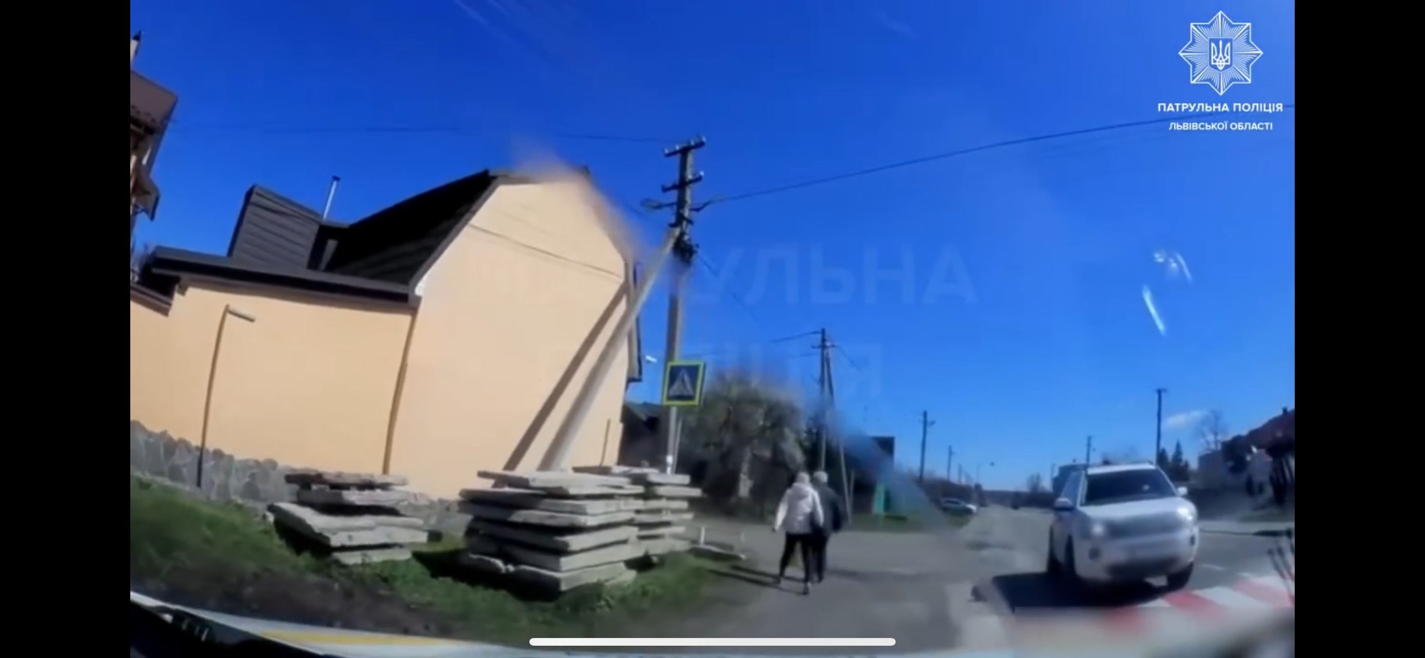 У Львові водій Land Rover не пропустив пішоходів — миттєво отримав штраф