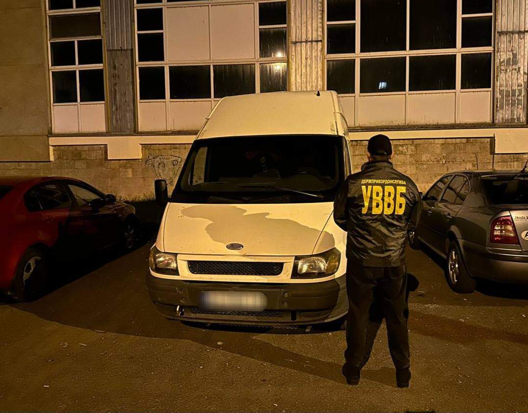На Львівщині викрили військовослужбовця, який переправляв ухилянтів за кордон через фірму перевезень