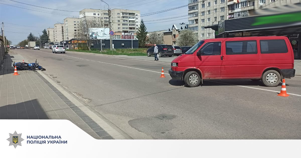 У Дрогобичі 19-річний мотоцикліст потрапив до лікарні після зіткнення з мікроавтобусом