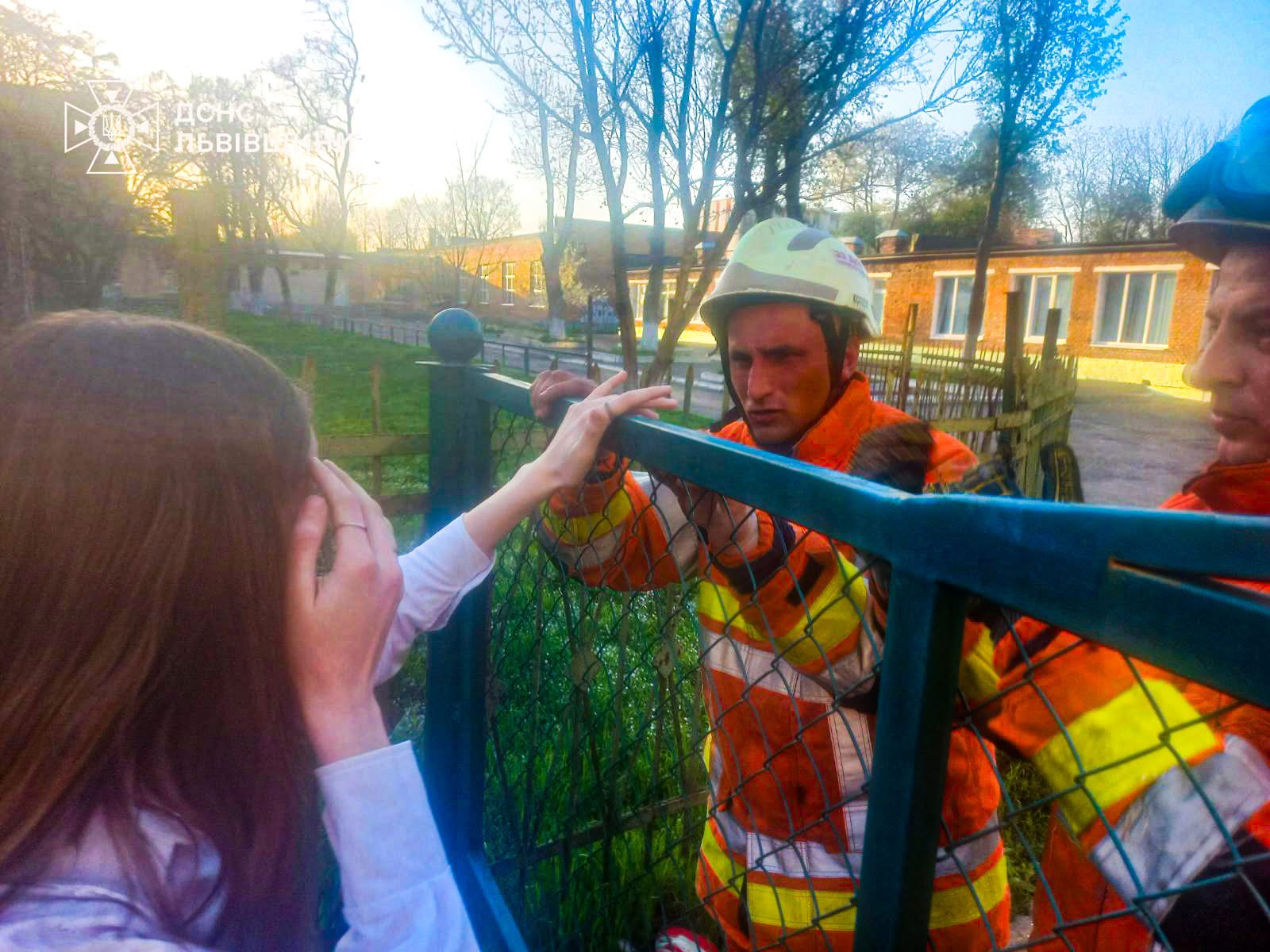 У Шептицькому врятували 14-річну дівчинку, яка зачепилася пальцем за сітку огорожі