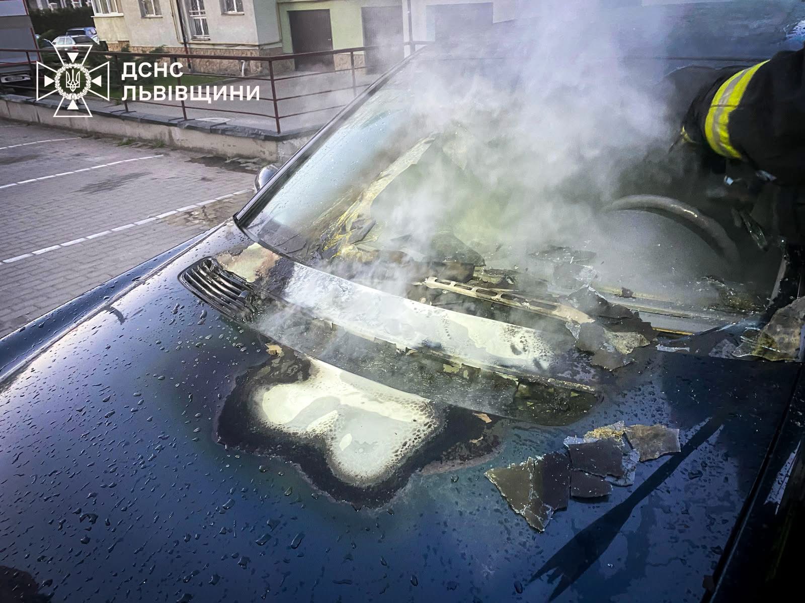 Протягом доби вогнеборці Львівщини двічі ліквідовували пожежі в автівках