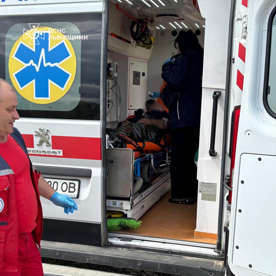 У Модричах рятувальники винесли рибалку з підозрою на інсульт із важкодоступної місцевості