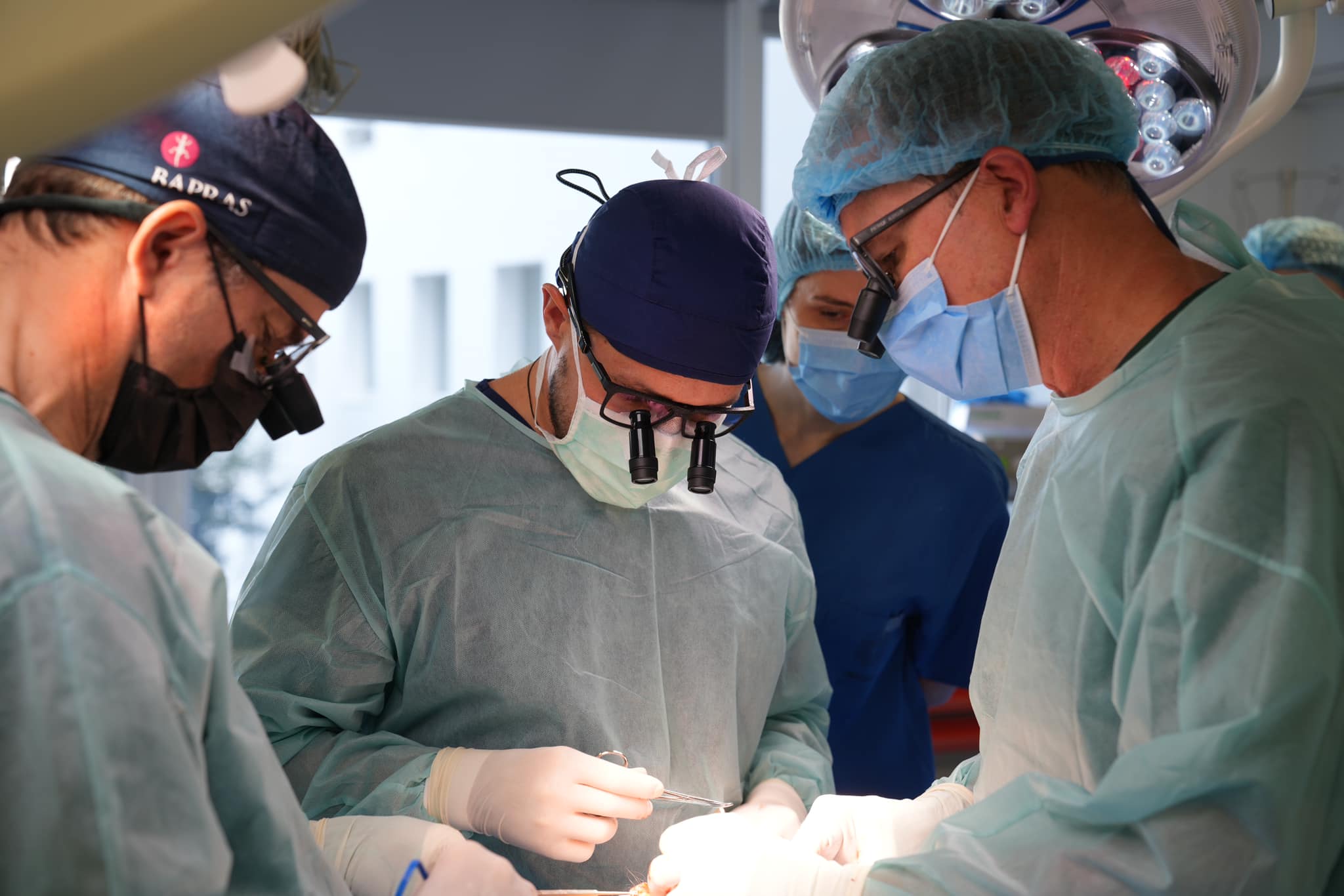 Львівські медики врятували чоловіка з раком грудної залози