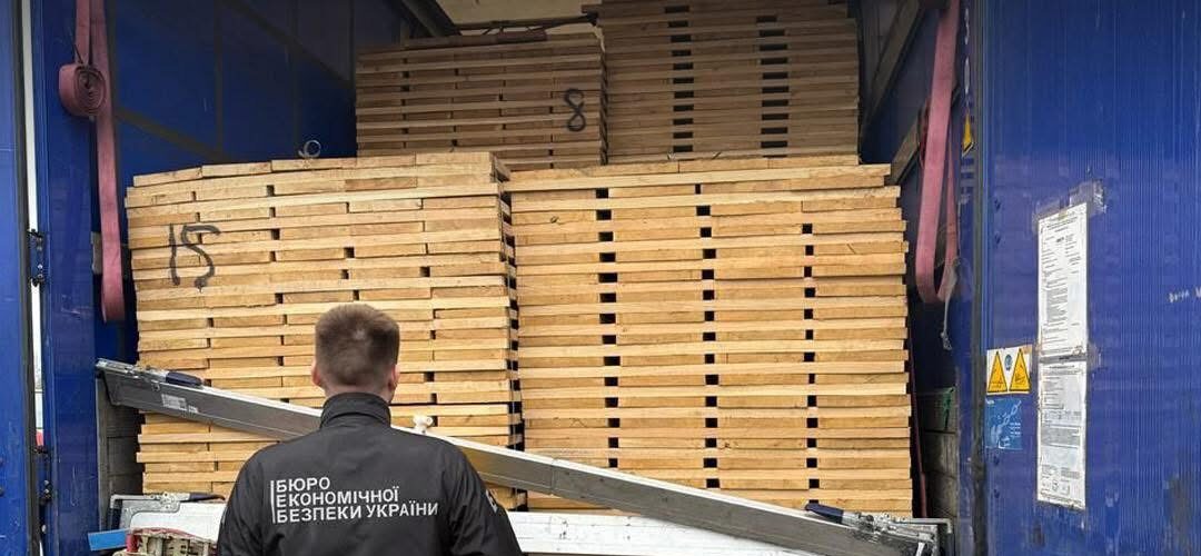 В ПП “Краківець” зупинили спробу контрабанди деревини на понад мільйон гривень