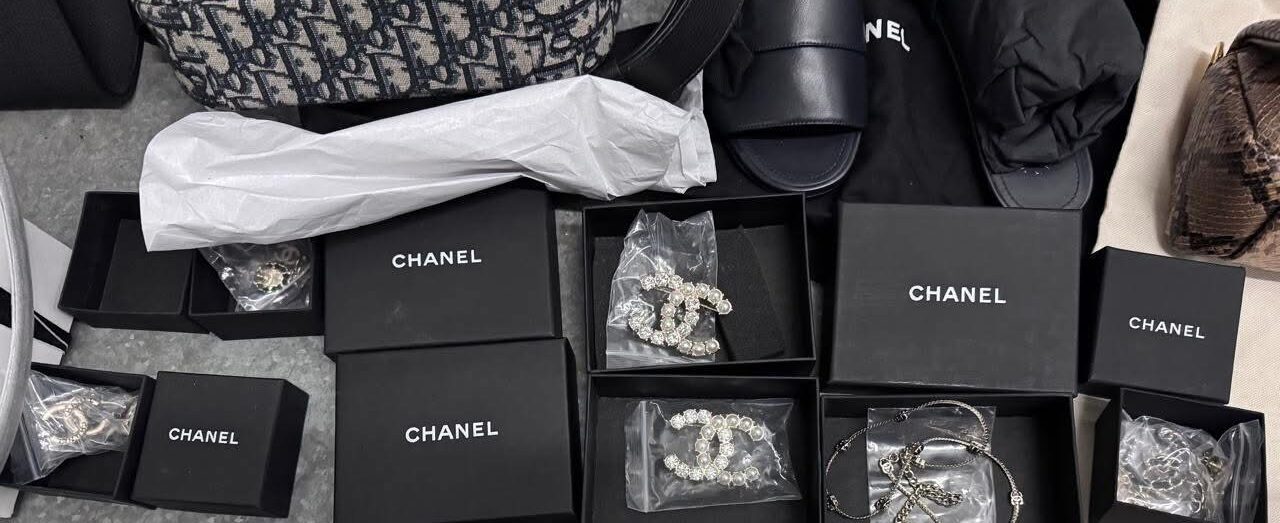 В машині з секонд-хендом митники знайшли брендові обновки та парфуми на 900 тисяч гривень