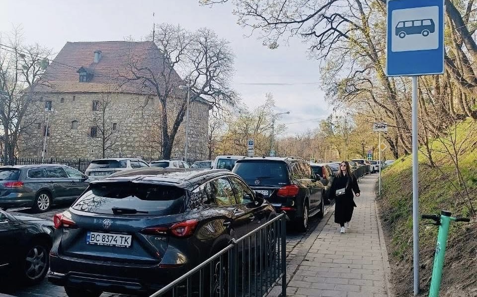 У Львові на вулиці Винниченка зʼявилася нова зупинка громадського транспорту