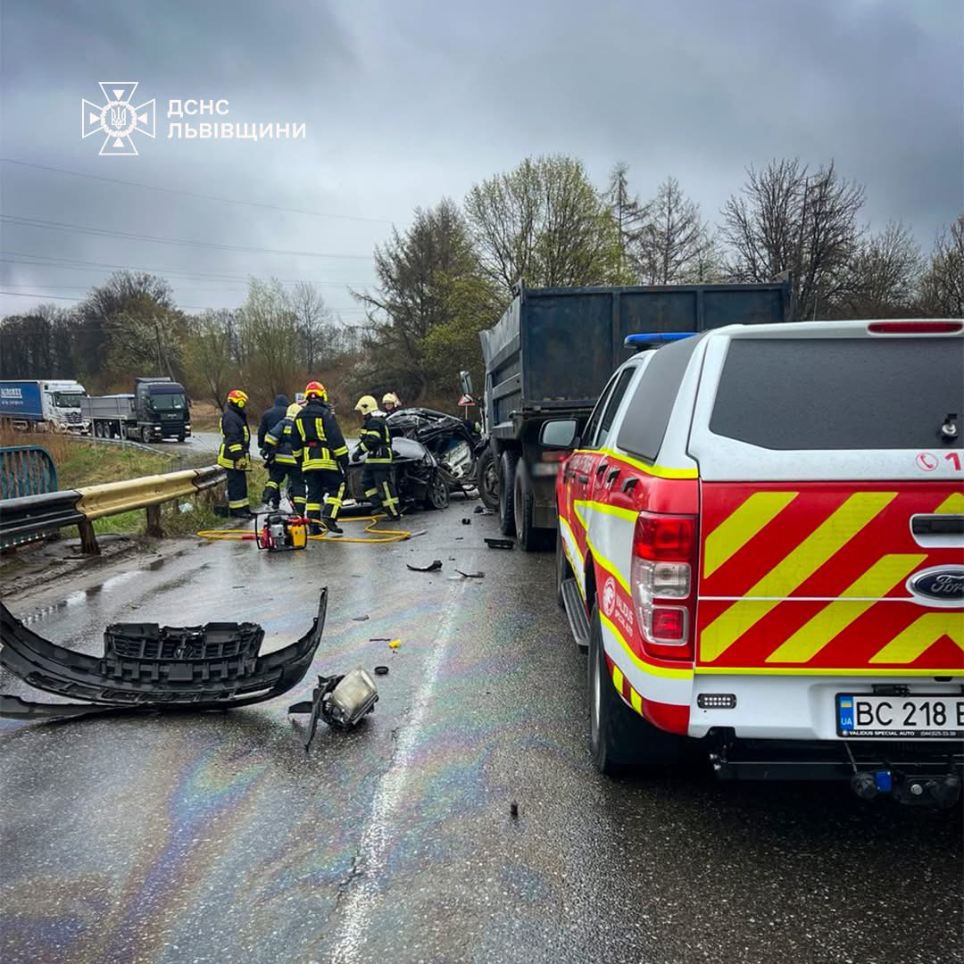 На Дрогобиччині у ДТП із вантажівкою загинув водій легковика