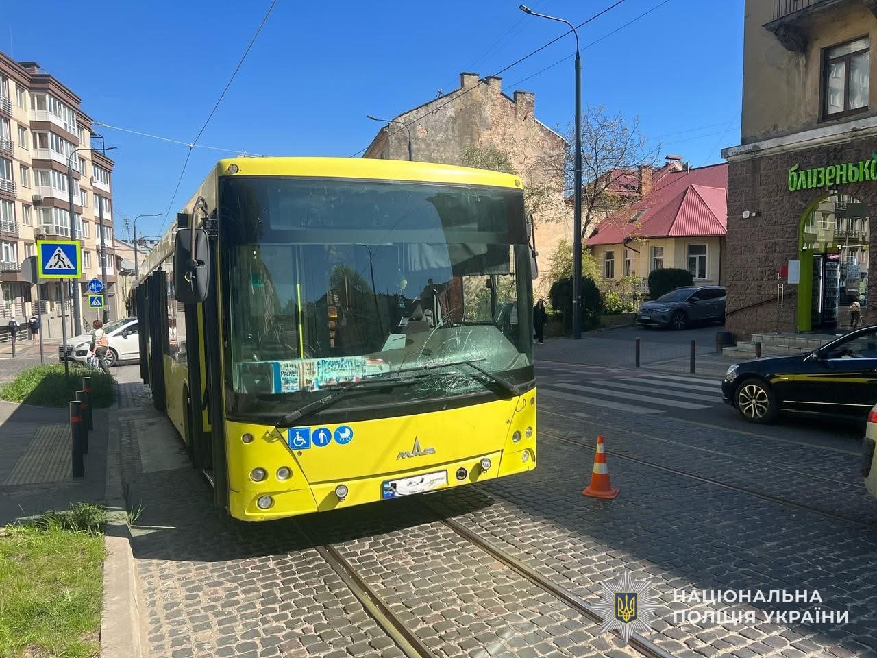 У Львові водій автобуса наїхав на пенсіонерку: троє людей у лікарні