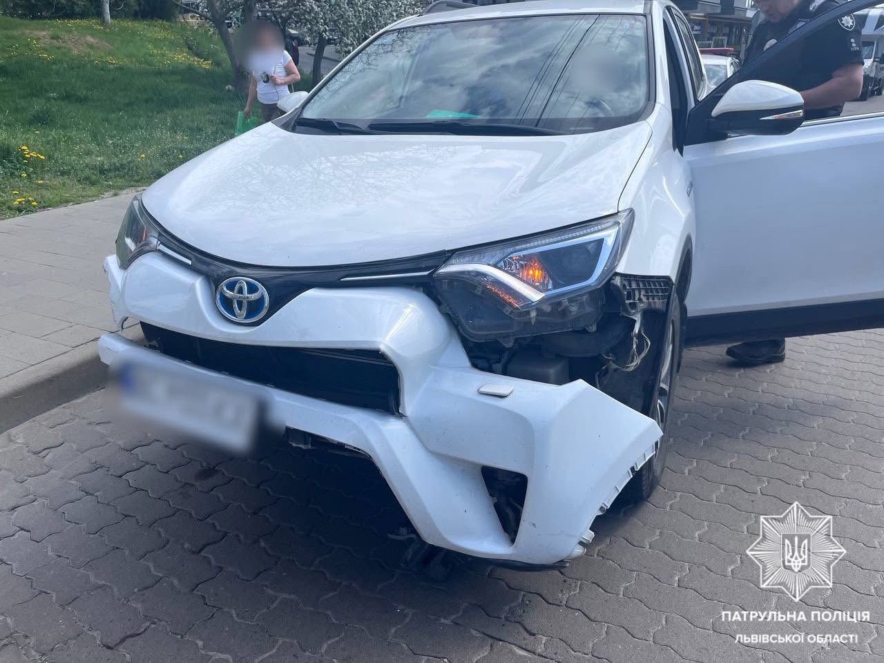 У Львові водійка напідпитку знесла тротуарне огородження