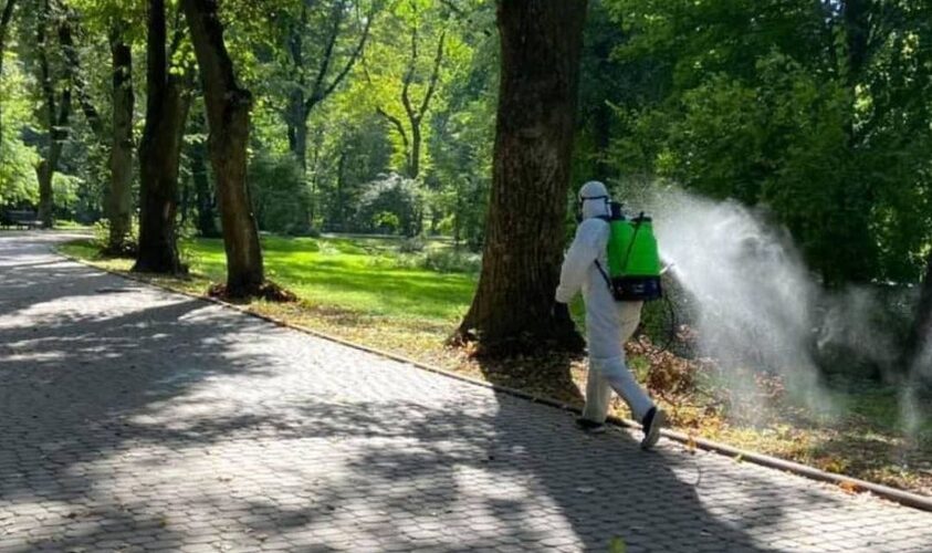 Від завтра у парках Львова розпочнуть обробку від кліщів: графік