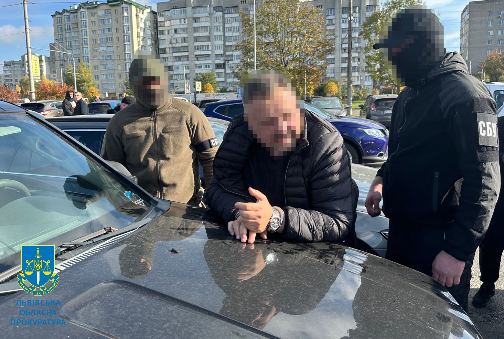 Понад 8 000 доларів за незаконне переправлення через держкордон: судитимуть керівника благодійного фонду