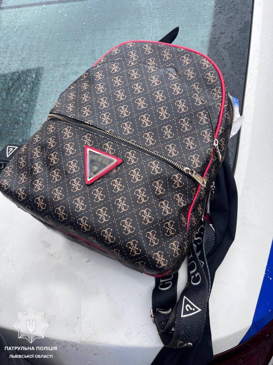 Патрульні у Львові затримали 44-річного крадія з жіночим наплічником