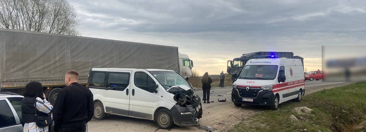 На трасі Київ – Чоп ускладнено рух через потрійну ДТП з постраждалими