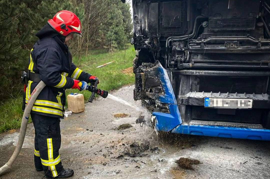 На Яворівщині під час руху загорілась вантажівка